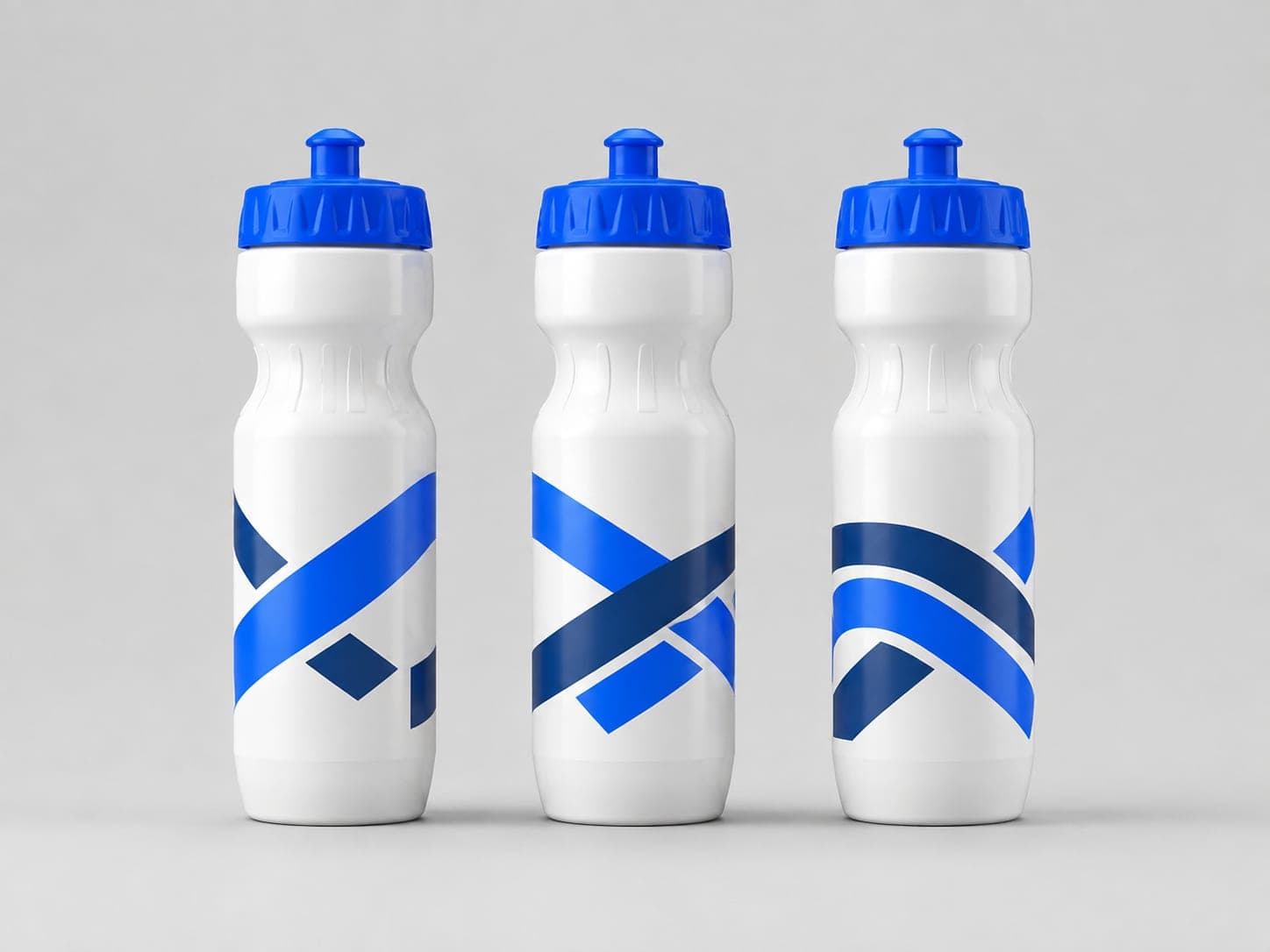Dieselbe Trinkflasche in drei gedrehten Ansichten nebeneinander, sodass sichtbar wird, wie das Motiv ohne Anfang und Ende umlaufend um den Flaschenkörper geht