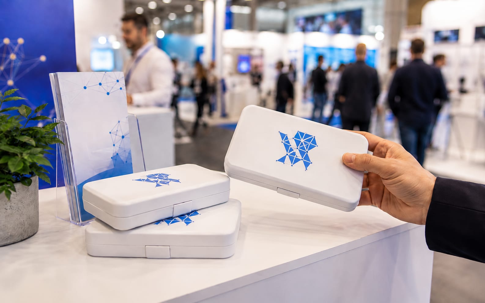 Messestand mit einer Schale voller bedruckter Pillenboxen als Giveaway für Besucher