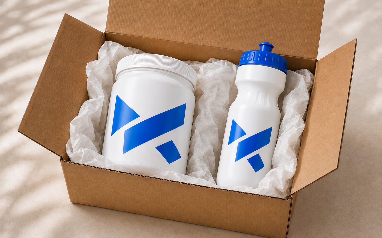 Trinkflasche im Design einer Supplement-Marke, zusammen mit Pulverdose und geöffnetem Versandkarton als Zugabe zur Bestellung